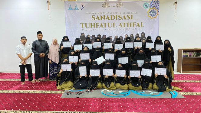 
					Akademi RQ IT Depok Laksanakan Wisuda Sanadisasi Tuhfatul Athfal Ke I