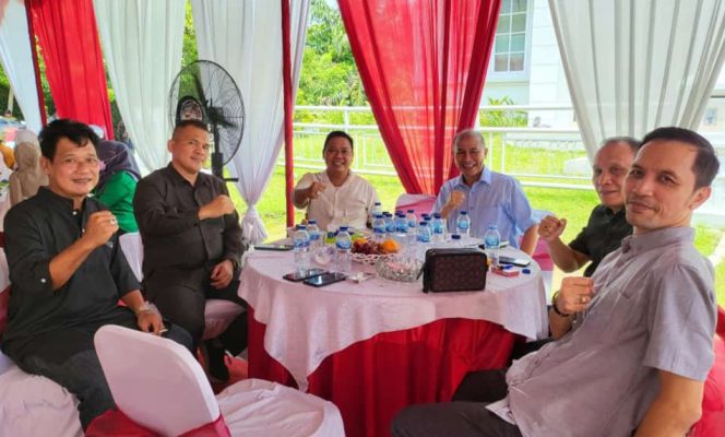 
					Ketua Umum Laskar Merah Putih (LMP) H.M.Arsyad Cannu foto bersama tokoh Forkopimko dan tokoh masyarakat di Balikpapan Kalimantan Timur ( foto : istimewa)