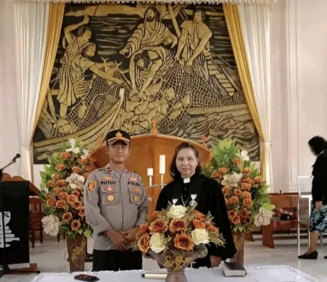 
					Demi Memberikan Rasa Aman Kepada Jemaat, Kapolsek Muslim Masuk Gereja