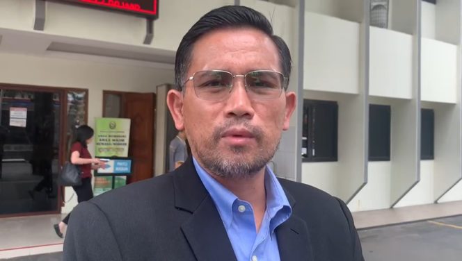 
					Tomson Situmeang Pengacara Ketua Lembaga Ekonomi Umat Majelis Ulama Indonesia (LEU MUI), Sutrisno Lukito Disastro usai menghadiri penundaan sidang Pra Peradilan di PN Tangerang,  Kamis 4 mei 2023 (Foto : INAnews)