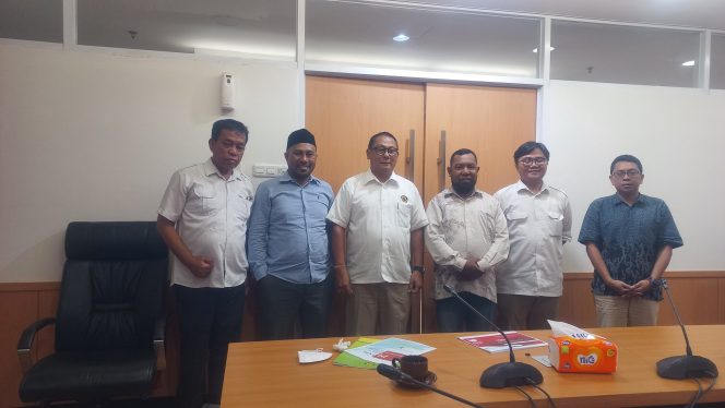 
					Pengurus Kornas JAPI saat foto bersama dengan Winsisma Wansyah, Kordinator Bidang Hukum Setditjen EBETK  ( ketiga dari dari kiri) dan  Yoga Marantika Analisis Hukum Dirjen EBETKE ( kedua dari kanan) - ( foto : INAnews)