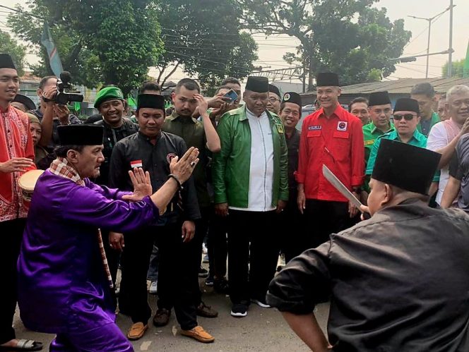 
					Capres dari PDIP , Ganjar Pranowo saat disambut kedatangannya dengan acara adat Betawi palang pintu di kantor DPW PPP DKI Jakarta pada minggu 4 juni 2023 ( foto : INAnews)