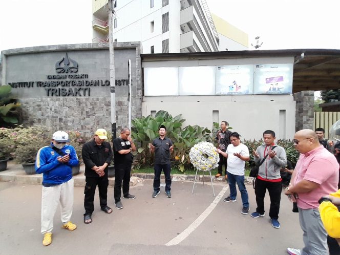 
					Alumni ITL Trisakti Gelar Aksi Doa Bersama Didepan Kampus