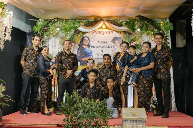 
					Yosephina Gunung Makin Bacaleg DPRD kabupaten Rote Ndao Dapil II nomor urut 6 saat berfoto keluarga (foto : istimewa)