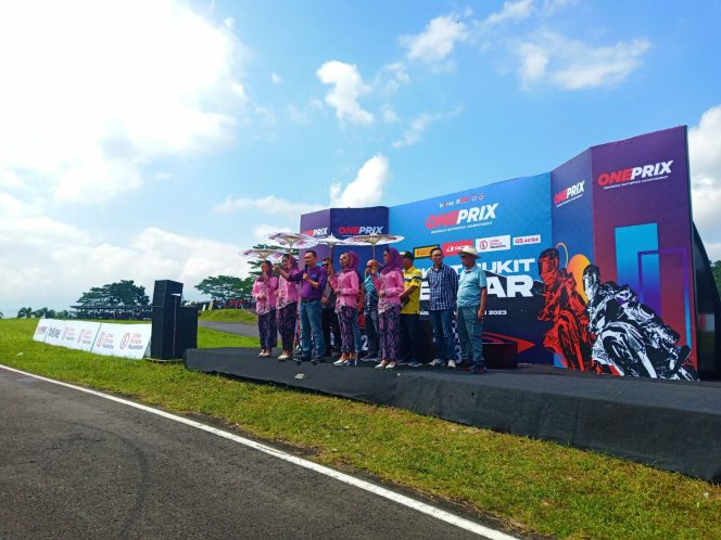 
					OnePrix Putaran 3 di Sirkuit Bukit Peusar OMM Suguhkan Payung Geulis  dan Tari Jaipong