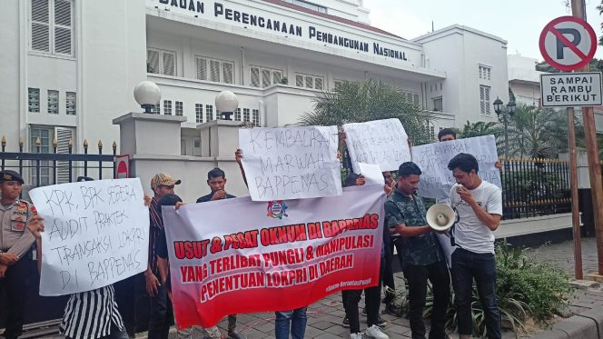 
					Mas Pamer Pungli meminta BAPPENAS segera memberlakukan one gate data Musrenbang secara tersistem dan periodik melalui setiap BAPPEDA di daerah (foto : INAnews)