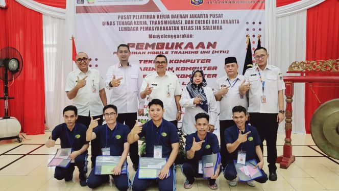 Kalapas Kelas IIA Salemba, Yosafat Rizanto (kedua dari kiri (berdiri)) berfoto bersama dengan tamu undangan dan para WBP di Lapas Kelas IIA Salemba,Rabu 16 agustus 2023 (foto : istimewa)