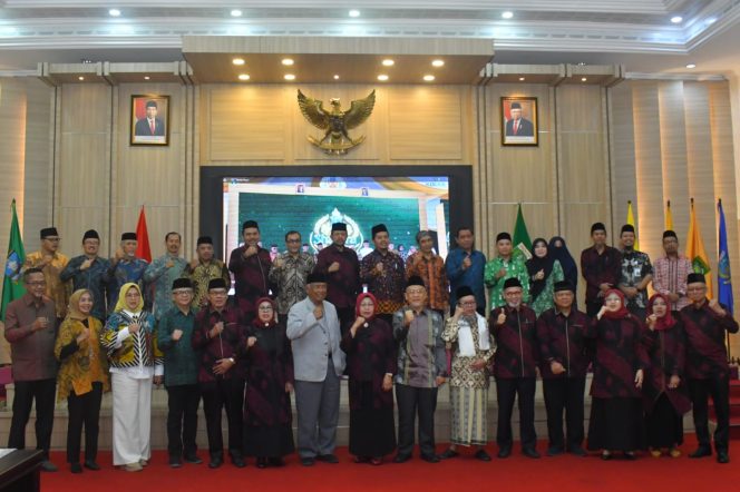 
					Para pengurus KDEKS Banten saat foto bersama di Rapat Kerja KDKES Banten di Aula Pendopo Gubernur Banten, Sabtu 23 September 2023 ( foto : dok)