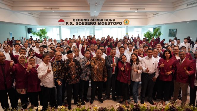 
					Menteri Budi Arie Setiadi pada Seminar Nasional bertema 'Transformasi Digital Menuju Indonesia Maju' yang digelar oleh Universitas Prof. Dr. Moestopo (Beragama) dengan moderator Prof. Effendi Gazali, Ph.D.
