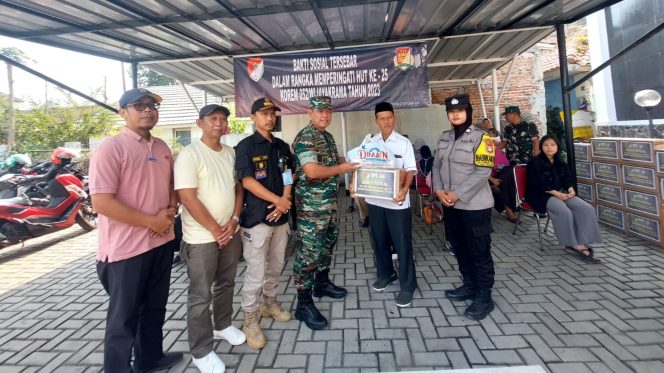 
					Danramil 08/Pml Pimpin Pelaksanaan Pembagian Paket Sembako Dalam Rangka HUT Korem 052/Wkr