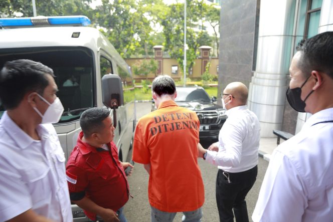 
					Dua Orang Warga Tiongkok Buronan Interpol Diamankan Dirjen Imigrasi