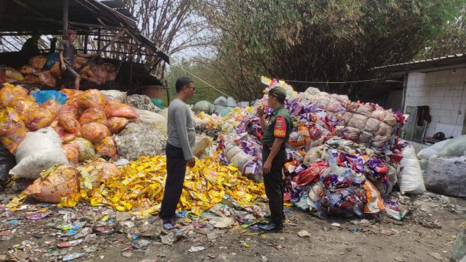 
					Babinsa Koramil 11/Pasar Kemis, Gencar Sosialisasikan Larangan Pembakaran dan Pembuangan Sampah Sembarangan