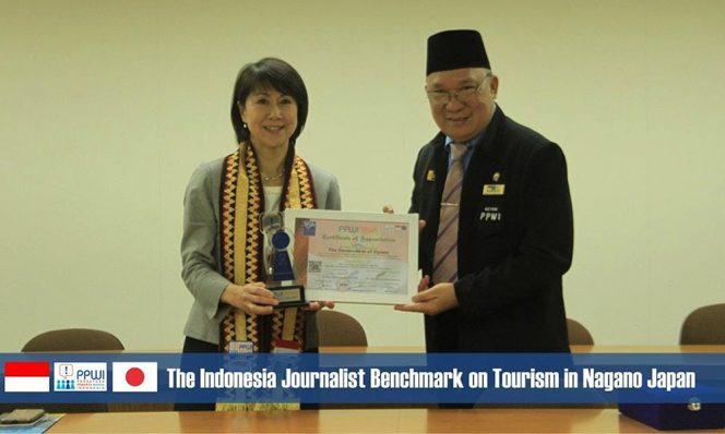 
					Walikota Iiyama-shi Terima Plakat Penghargaan dari PPWI