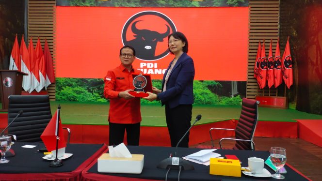 
					Prof Rokhimin Dahuri Ketua Umum GNTI saat memerima delegasi Republik Rakyat Tiongkok,  Ms Li di Kantor DPP PDI Perjuangan,  Jakarta , pada Jumat 18 November 2023 ( foto  : dok )