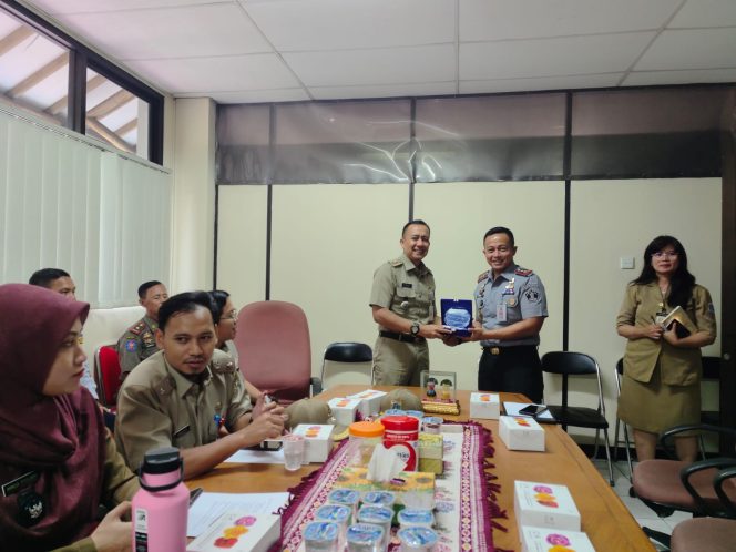 
					Penyerahan plakat dan cendramata hasil karya Warga Binaan Lapas Kelas IIA Salemba oleh Kepala Lapas Salemba kepada Camat Cempaka Putih ( foto : dok)