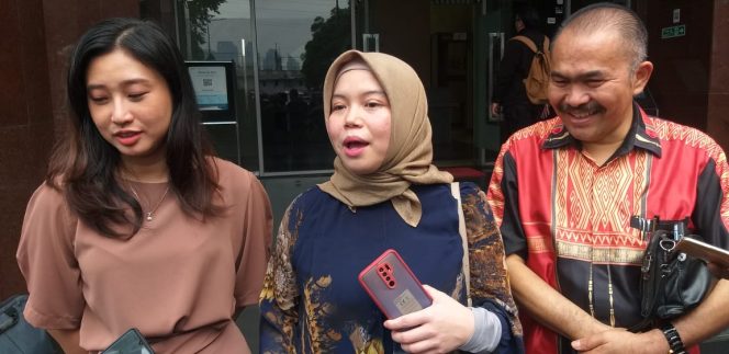 
					Ike Farida sesaat setelah mengadu ke Dinas PRKP Pemprov DKI Jakarta didampingi kuasa hukumnya Kamaruddin Simanjuntak pada Jumat 25 November 2023 ( foto : INAnews)