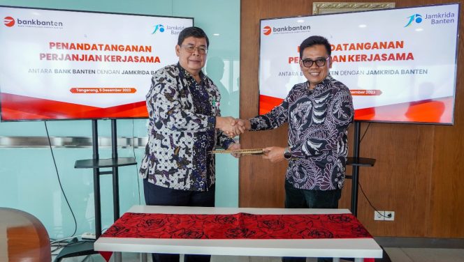 
					Keterangan Foto:Direktur Utama Bank Banten, Muhammad Busthami dan Direktur Jamkrida Ahmad Rohendi pada saat penandatanganan Kerjasama 05 Desember 2023 (foto : dok)

