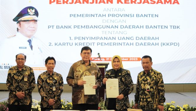 
					Keterangan Foto: (Kiri ke Kanan) Kepala Bidang Perbendaharaan dan Akuntansi, Nugraha; Sekretaris BPKAD, Agus Setiyadi; Direktur Utama Bank Banten, Muhammad Busthami; Kepala BPKAD, Rina Dewiyanti; Direktur Bisnis Bank Banten, Rodi Judo Dahono pada saat Penandatanganan Kerjasama, Kamis 21 Desember 2023 (foto : dok)