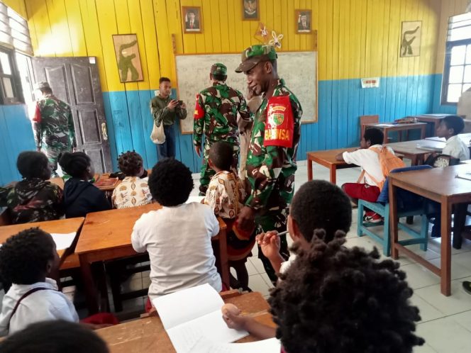 
					Babinsa Koramil 1714-01/Mulia Bantu Mengajar dan Membagikan Telur di Sekolah