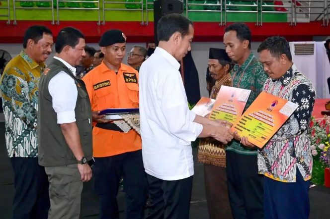 
					Kepala BNPB Dampingi Presiden RI Serahkan Bantuan Stimulan Bagi Petani Gagal Panen Terdampak Bencana Banjir