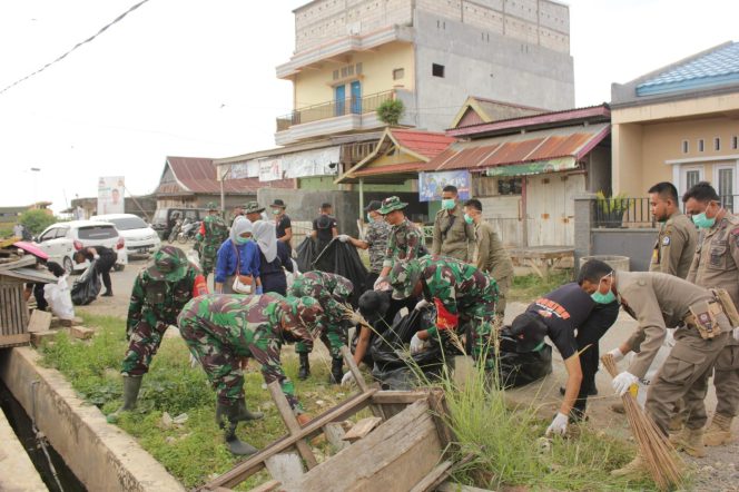 
					Dandim 1407 Bone Lakukan Kegiatan Bersih Bersama Warga