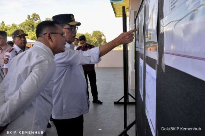 
					Menteri Perhubungan Budi Karya Sumadi Tinjau Proyek Kereta Api Trans Sulawesi