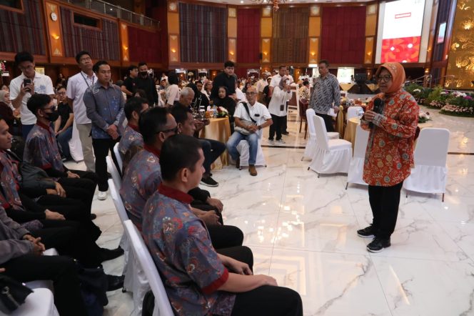
					Mensos Risma Berikan Apresiasi Pada 15 Perusahaan Yang Pekerjaan  Disabilitas