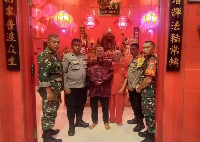 
					Kapolres Jakbar Tinjau Ibadah Imlek Di Vihara, Tokoh Agama Tionghoa Ikut Mendoakan Pemilu Aman Dan Damai