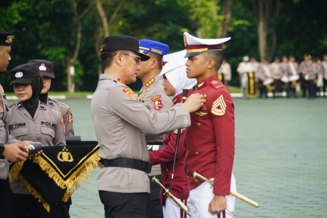 
					Kapolri Beri Pin Emas Kepada Pengasuh dan Taruna Berprestasi