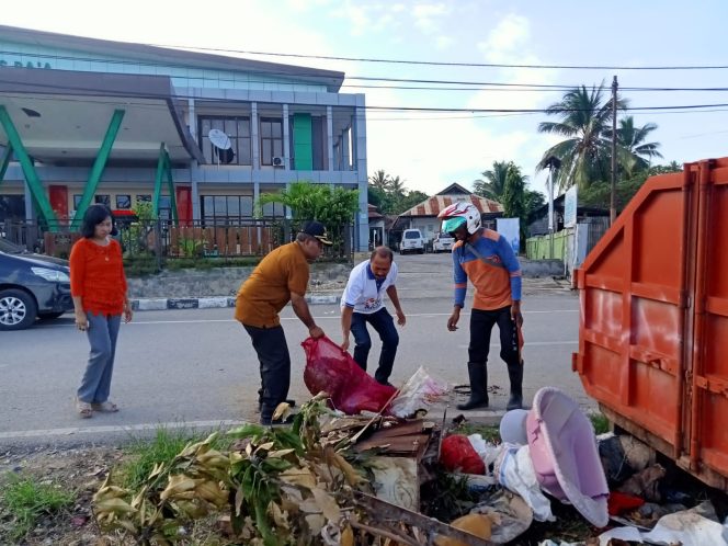 
					Pj Bupati Rote Ndao Order Maks Sombu pimpin langsung kegiatan jumat bersih yang melibatkan seluruh ASN di lingkungan Pemkab Rote Ndao. Pjs rela turun ke gorong- gorong hingga mengangkat tumpukan sampah ( foto: INAnews,  Dance Henukh)
