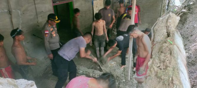 
					Mardiono Kapolres Rote Ndao Turunkan Personil untuk Bantu Korban Longsor di Namodale