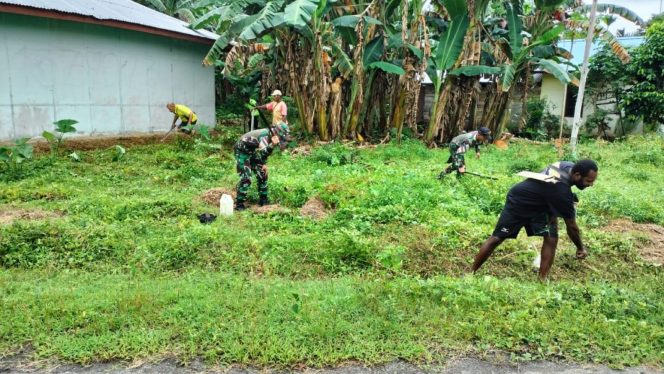 
					Satgas 726 Tamalatea Perangi Sampah bersama Warga, Demi Menjaga Kebersihan Kampung Kwell