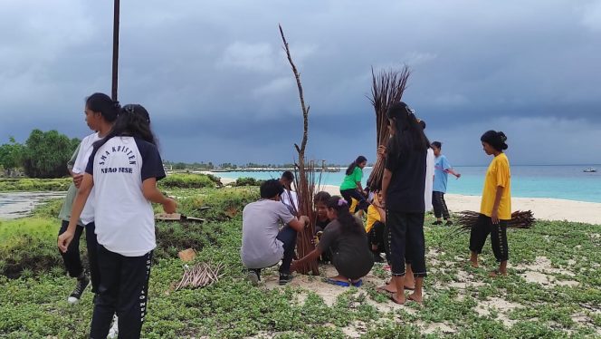 
					Siswa Siswi SMA Arastamar Ndao Nuse Lakukan Aksi Tanam Pohon di Sekitar Pelabuhan