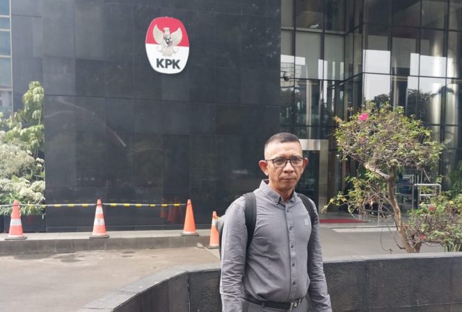 
					Siswansyah Ketua DRD Kalimantan Timur saat berfoto di gedung KPK , Jakarta ( foto : dok DRD)