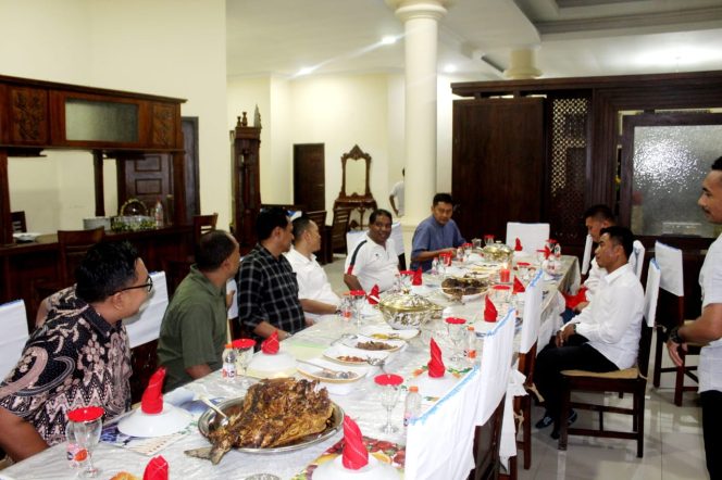 
					Eratkan Tali Silaturahmi,  Pj Bupati Order Maks Sombu Ajak Makan Malam Bersama Pimpinan Forkopimda