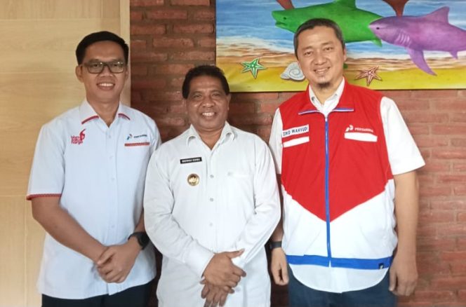 
					Penjabat (Pj) Bupati Rote Ndao, Order Maks Sombu dan Ziko Wahyudi, Kepala Cabang Pertamina, lakukan pertemuan pada Senin 25 Maret 2023 ( foto : Dance Henukh)