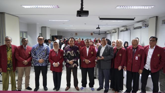 
					JAKARTA - “Problematika etik menjadi fokus penting DKPP yang mungkin timbul dalam konteks Pemilu 2024,” demikian paparan Ketua DKPP RI, Heddy Lugito dalam seminar nasional di Universitas Moestopo, Sabtu 16 Maret 2024.

Argumen tersebut disampaikan Ketua Dewan Kehormatan Penyelenggara Pemilu (DKPP), Heddy Lugito, karena memandang DKPP memang memiliki peran yang sangat penting dalam menangani problematika etik yang mungkin timbul dalam konteks Pemilihan Umum (Pemilu) 2024. 

Sebab dalam setiap proses demokratis, termasuk Pemilu, masalah etika dan kepatuhan terhadap aturan serta standar moral sangatlah vital untuk menjaga integritas, transparansi, dan legitimasi proses demokratis itu sendiri. 

Menurut Heddy Lugito, saat ini DKPP RI memiliki tugas untuk menangani pelanggaran kode etik yang dilakukan oleh penyelenggara Pemilu, termasuk anggota Komisi Pemilihan Umum (KPU), Badan Pengawas Pemilu (Bawaslu), dan Panitia Pemilihan Kecamatan (PPK). 

Karena itu untuk menjalankan tugas tersebut DKPP memiliki kewajiban untuk menerapkan prinsip menjaga keadilan, kemandirian, imparsialitas, dan transparansi pada Pemilu 2024.

