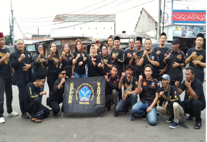 Meraih Berkah Bulan Ramadhan, Ormas BPPKB Serpong Utara Bagi Takjil