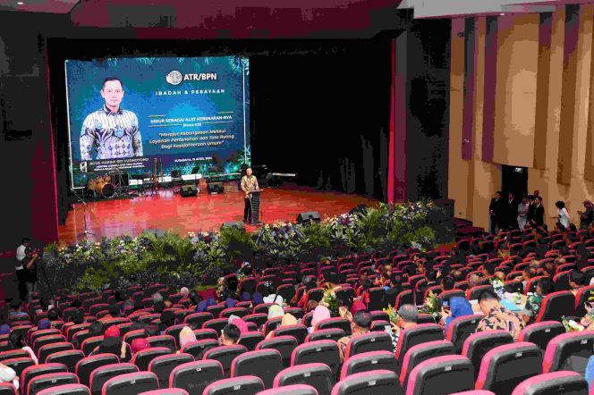 
					Momen Perayaan Paskah, Menteri AHY Serahkan 16 Sertipikat Tanah Gereja di Wilayah Jawa Timur