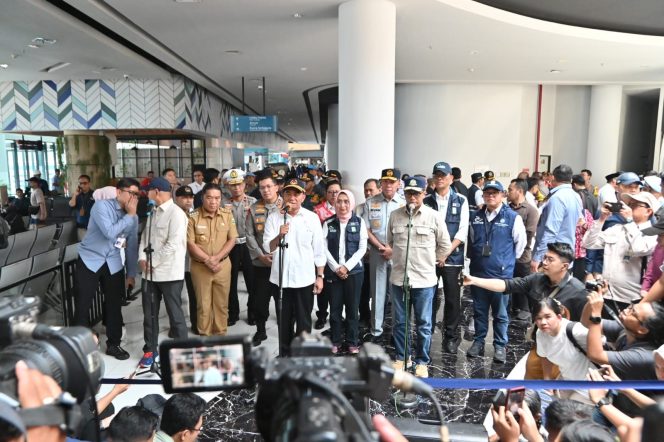 
					Menko PMK dan Menhub Gelar Rakor Terbatas Bahas Urai Kepadatan Masa Puncak Arus Mudik Merak