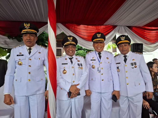 
					Penjabat Bupati Rote Ndao Oder Maks Sombu bersama Penjabat Bupati Sumba Tengah Jusuf Lery Rupidara, Penjabat Bupati Alor Zet Sony Libing, dan Penjabat Bupati Kupang Alexon Lumba, saat menghadiri Puncak Peringatan Hari Otda Nasional 2024, di Balai Kota Surabaya. Foto:Dok.Prokopim Setda Rote Ndao