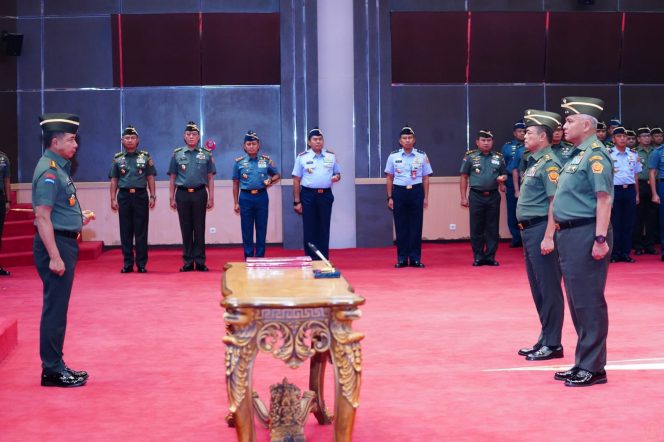 
					Foto: Panglima TNI Jenderal Agus Subiyanto (kiri) memimpin acara Serah Terima Jabatan (Sertijab) Asintel Panglima TNI di Aula Gatot Subroto Mabes TNI, Cilangkap, Jakarta Timur, Senin (15/07/2024), dok. Puspen TNI

