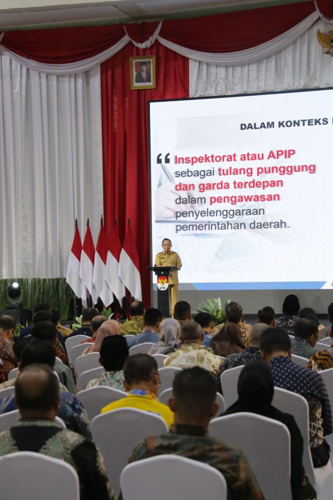 
					Foto: Mendagri Tito saat Rapat Koordinasi Nasional (Rakornas) Penguatan Komitmen Pengawasan Penyelenggaraan Pemerintahan Daerah dalam Pemberantasan Korupsi di Aula Gedung Juang KPK, Jakarta, Senin (8/7/2024), dok. istimewa