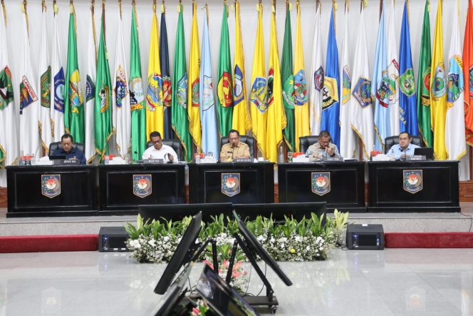 
					Foto: Mendagri saat memimpin Rapat Koordinasi Pengendalian Inflasi Daerah secara hybrid dari Gedung Sasana Bhakti Praja (SBP) Kantor Pusat Kemendagri, Jakarta, Senin (15/7/2024), dok. istimewa