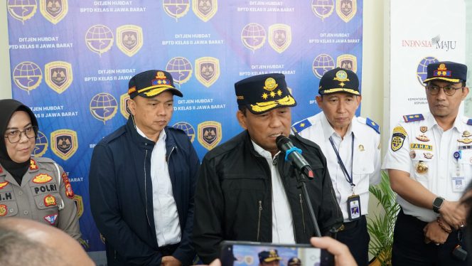 
					Foto: Direktur Jenderal Perhubungan Darat, Irjen Pol Risyapudin Nursin saat memimpin rapat koordinasi di Terminal Tipe A Leuwipanjang, Bandung, Jawa Barat, Senin (29/7/2024), dok. istimewa