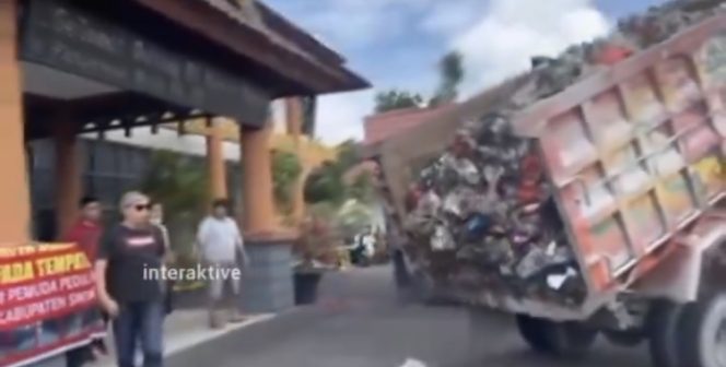 
					Foto: truk menumpahkan sampah di halaman Kantor Bupati Sintang, viral di media sosial/tangkapan layar