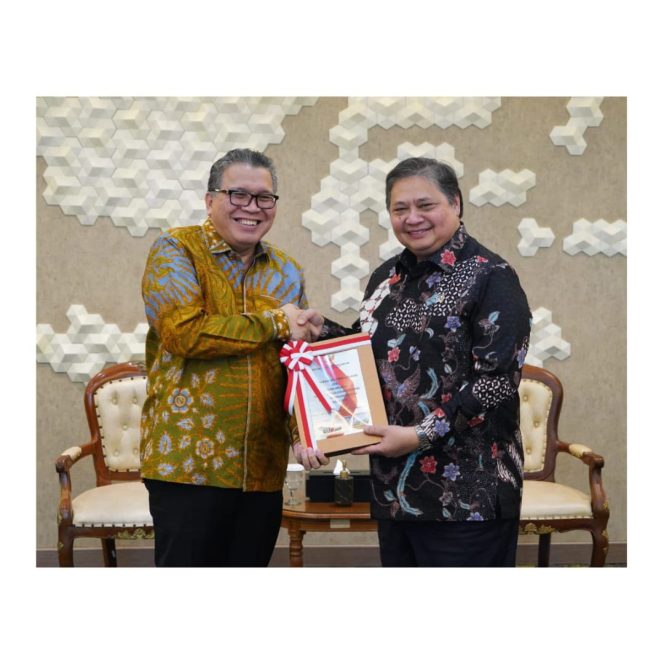 
					Foto: Menko Perekonomian Airlangga menerima opini WTP dari BPK atas Laporan Keuangan TA 2023 Kemenko Perekonomian, dok. akun X Airlangga Hartarto