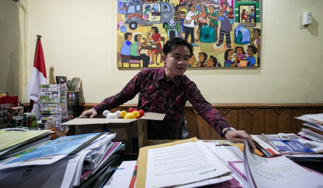 
					Foto: Gibran sedang mengemas barang di meja kerjanya usai mengundurkan diri dari Walkot Solo, dok. Media Indonesia