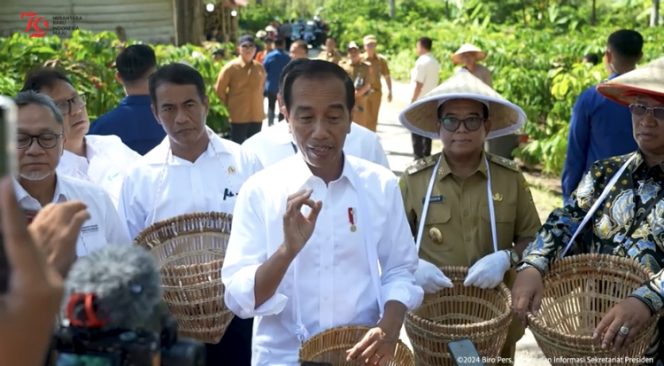 
					Foto: Presiden Jokowi, ketika usai meninjau panen kopi di Lampung Barat, Lampung, Jumat, 12 Juli 2024/tangkapan layar