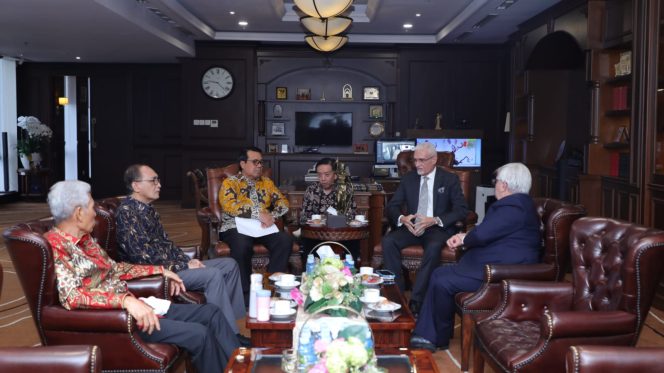 
					Foto: KMA RI Prof. M. Syarifuddin didampingi Wakil Ketua Mahkamah Agung Bidang Yudisial Prof. Sunarto dan Prof. Takdir Rahmadi, menerima kunjungan kehormatan dari Ketua Mahkamah Agung terpilih Brazil, Hon. Justice Antonio Herman Benjamin, dok. istimewa